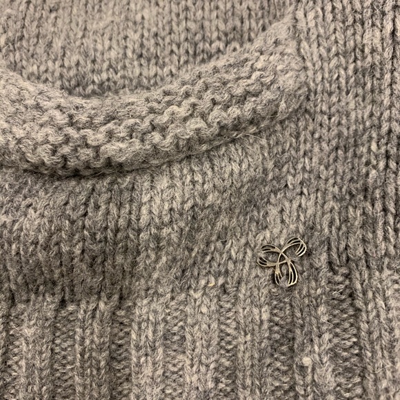 ⚪️TNA knit sweater⚪️ - Picture 2 of 3